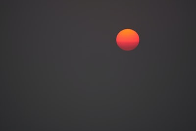 黑色背景上的橙色圆球